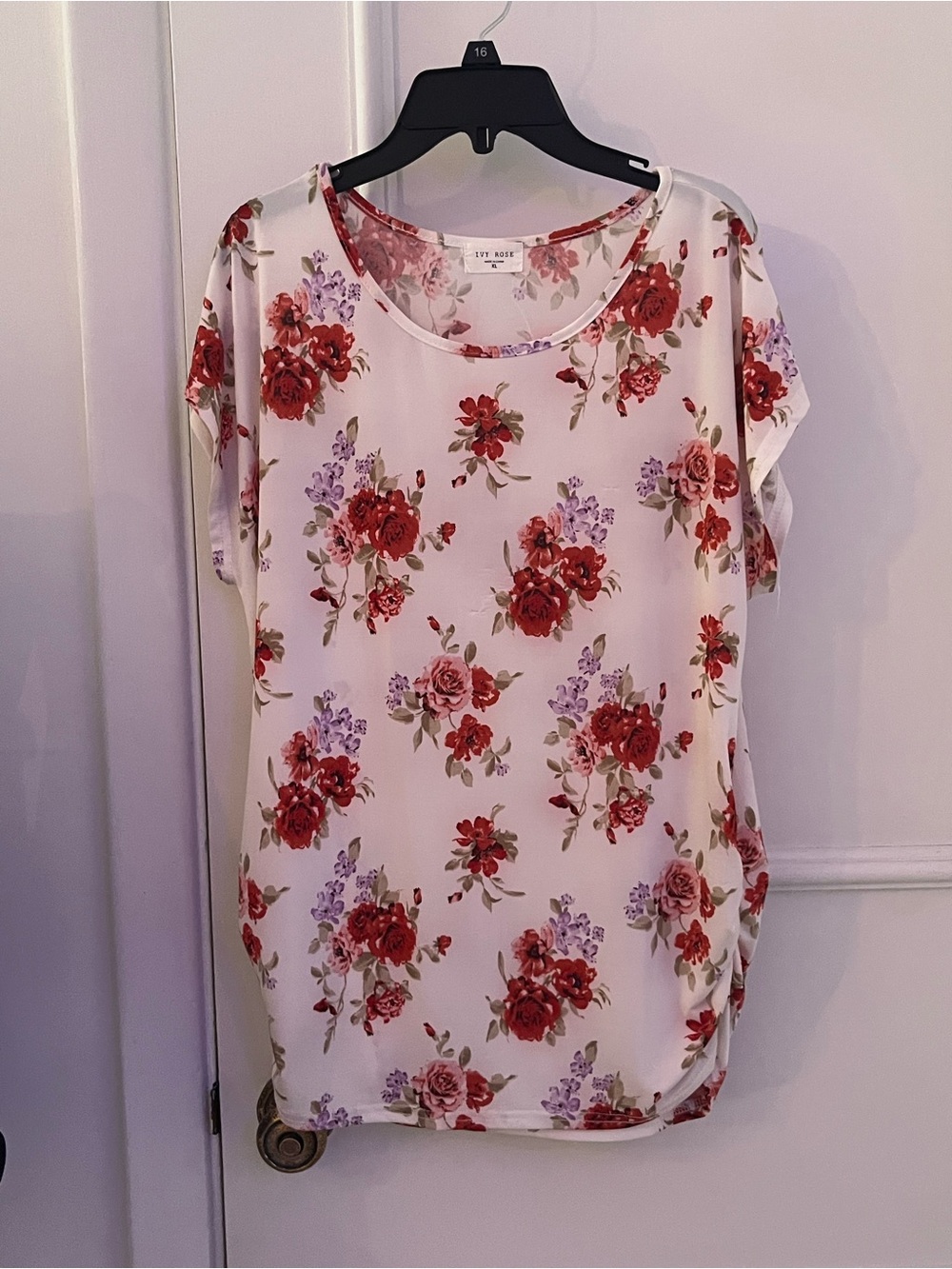 IVY ROSE White Short-Sleeve Floral Tee with Red Rose Print
